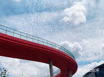 有一天晚上的时候，心血来潮到了商场的外层，星空跑道