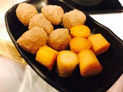 丸子-鲜入围煮花胶鸡海鲜火锅