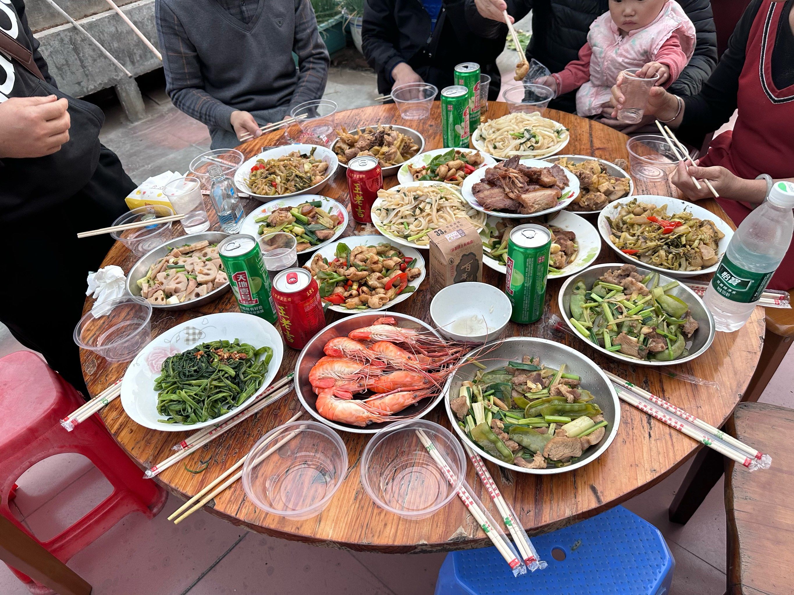 满满一桌子菜,少不了大厨哈哈哈
虽然味道都是家常菜,胜在聚集亲朋