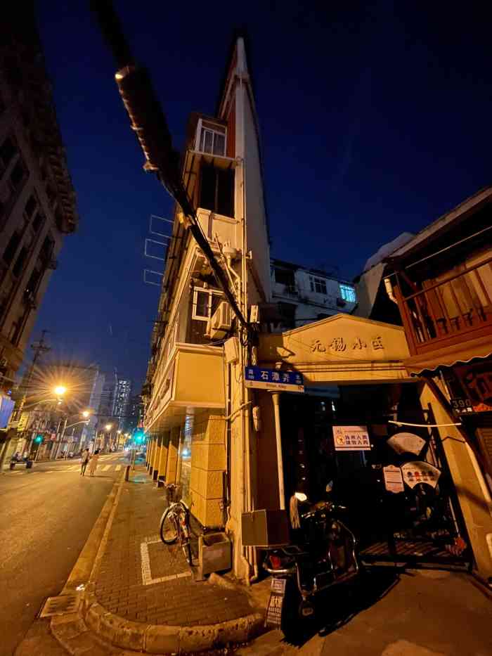 纸片楼是位于上海市中心的一栋4层居民楼, 也就是无锡小区,最薄处仅有