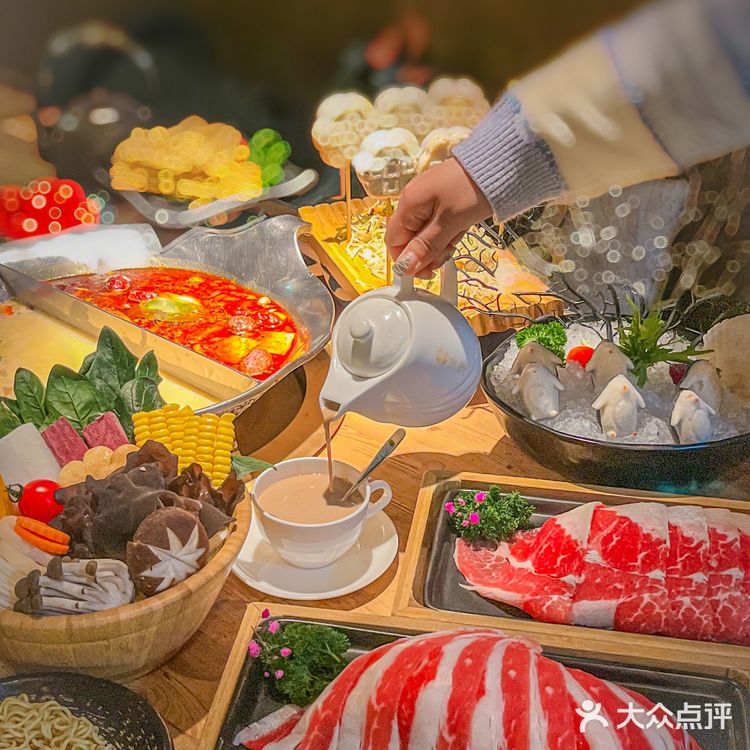 姐妹们,快来湊湊火锅看企鹅跳水啦!