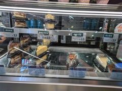 面包甜点陈列柜-放哈·甜醅子奶茶创造者(正宁路店)
