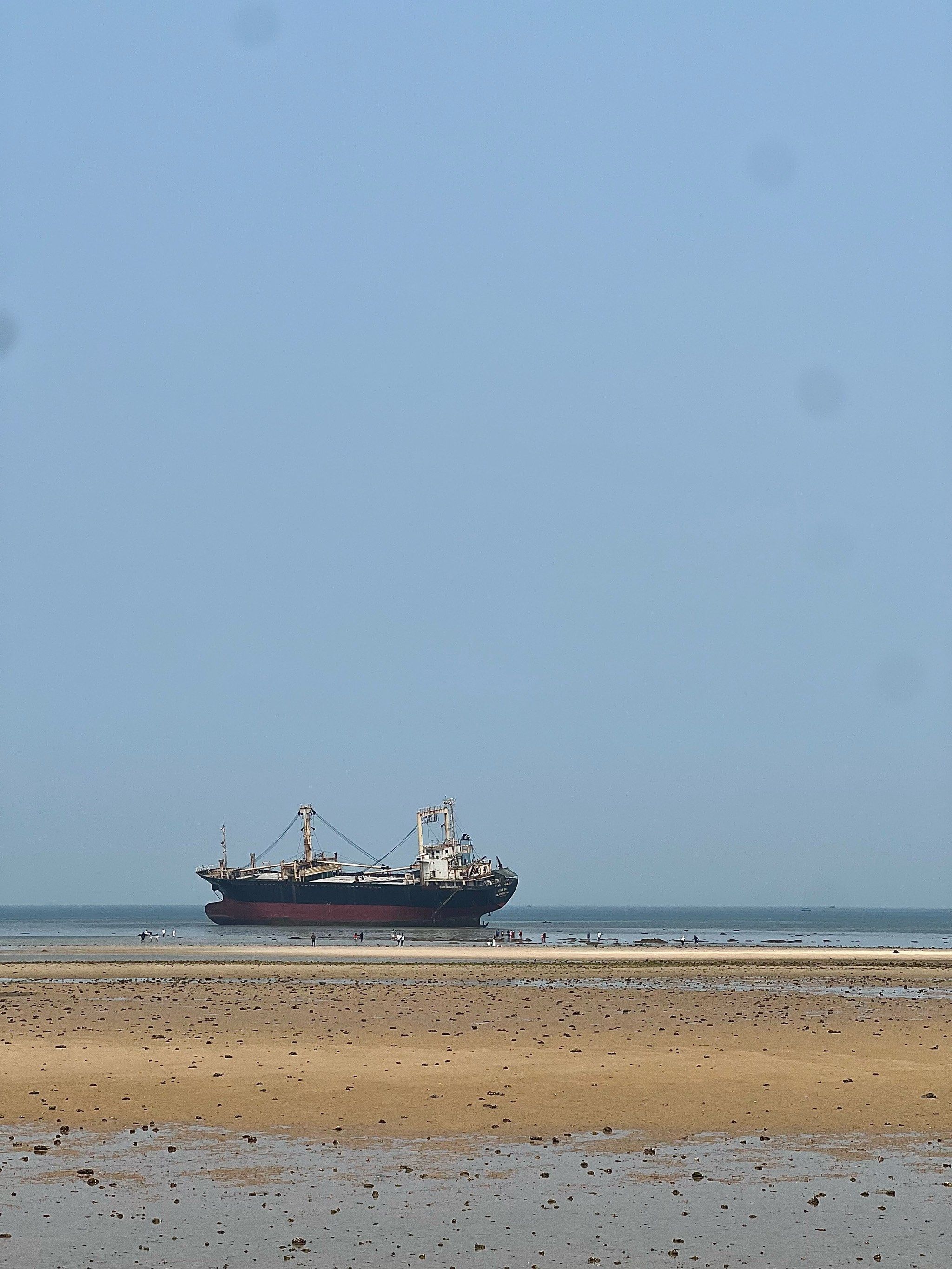 海南儋州的龙港海滩上有一艘搁浅的船08