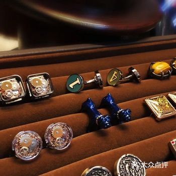  是绅士不可缺少的物件 相信优雅一词来形容它