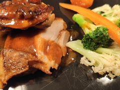 香煎鸡腿肉佐黄油时蔬配黑椒汁-光谷希尔顿酒店-厨意意大利餐厅(鸿雁路店)
