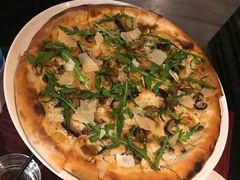 香烤菌菇比萨配芝麻叶-WOLFGANG PUCK KITCHEN & BAR(迪士尼小镇店)