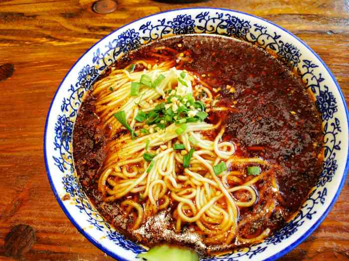 麻辣面和鸡架是必点的.