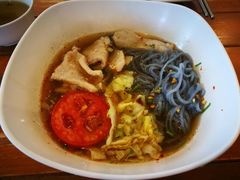 猪肉汤面-蝶豆花蓝面条