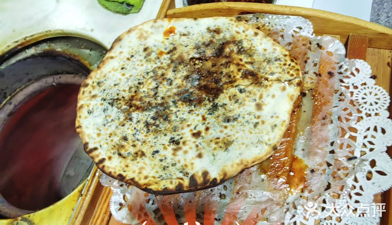 这次在渔湾市这里，经过这家邵建华师傅梅干菜扣肉饼时