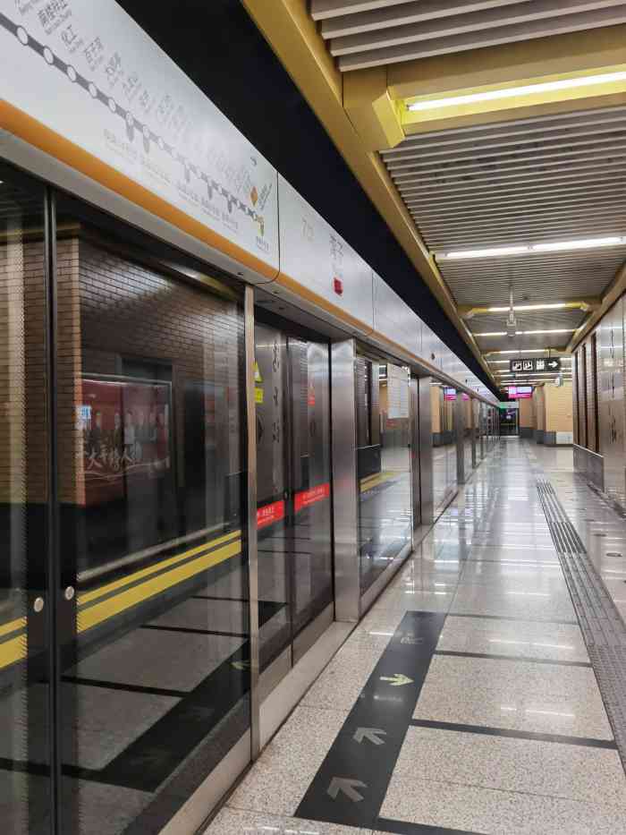 湾子(地铁站)-"今天出行选择的地铁,在我的记忆里,上海的.