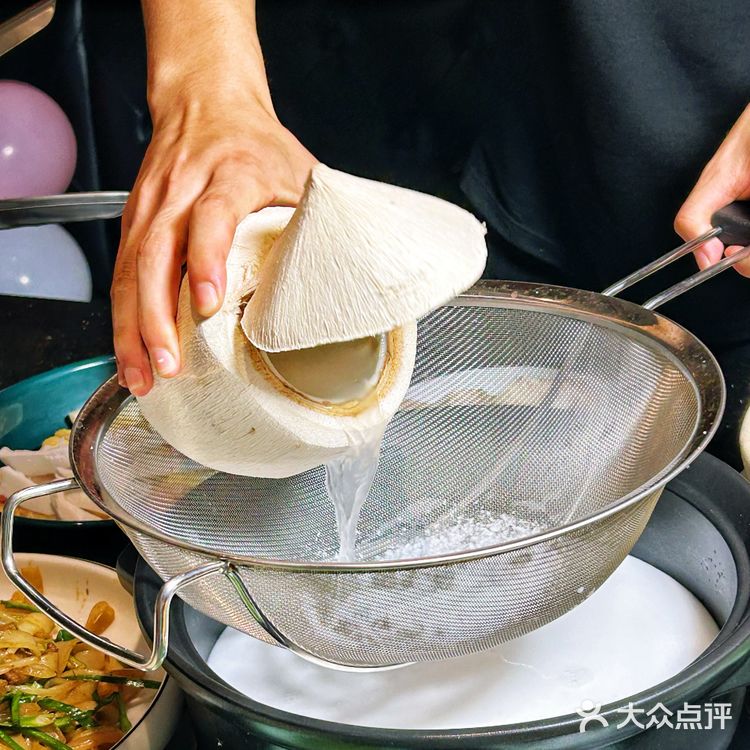 谁还不知道这家超好吃的鲜榨椰浆鸡煲❓