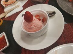 草莓冰淇淋-WOLFGANG PUCK KITCHEN & BAR(迪士尼小镇店)