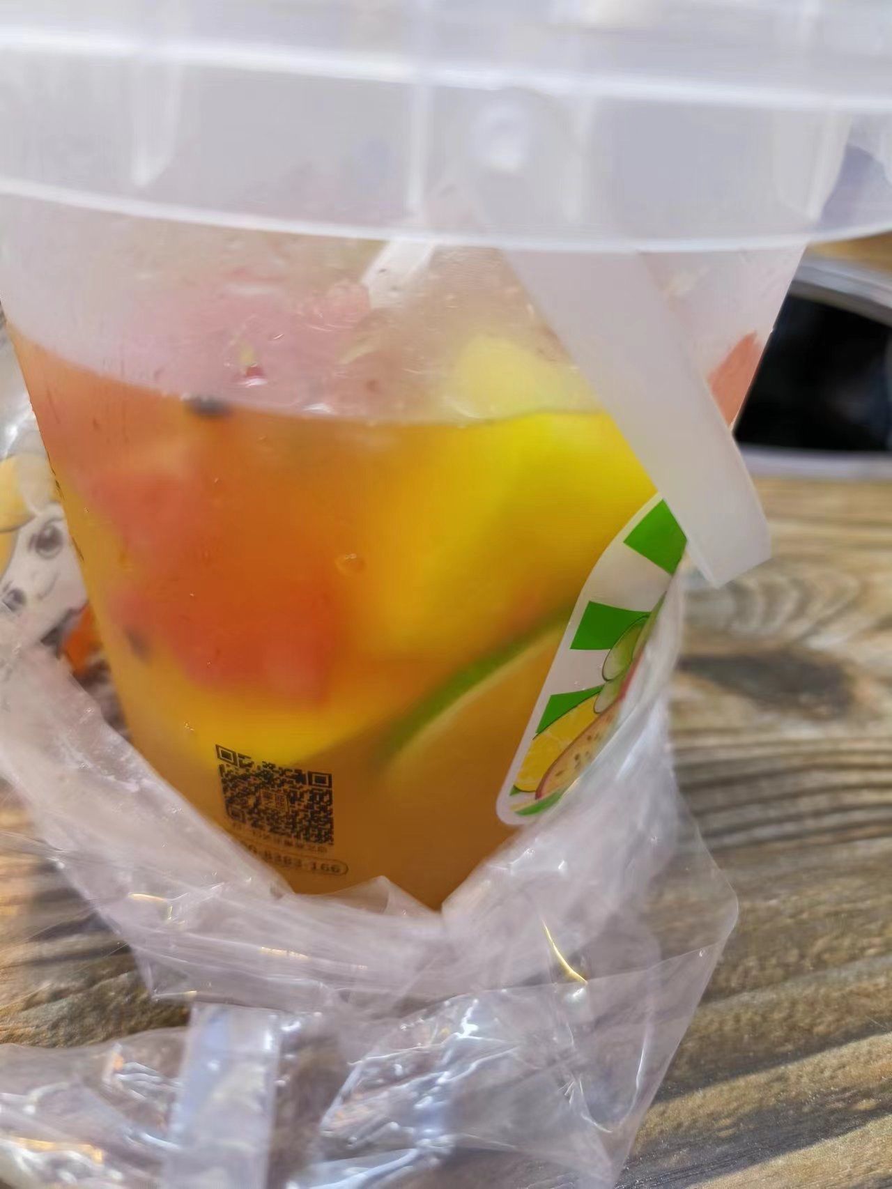 蜜城之恋的水果茶真的很便宜,而且很大一桶