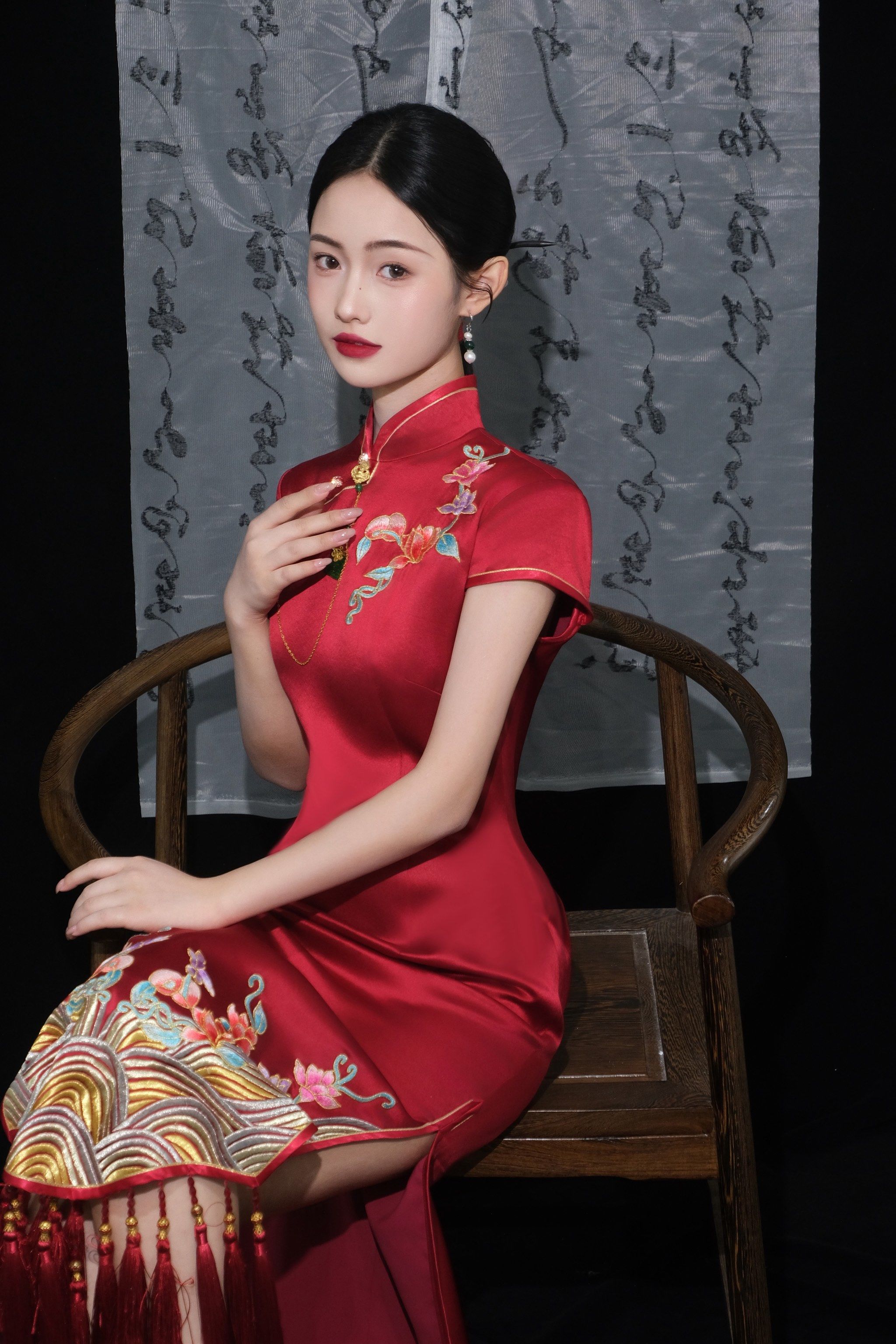 明艳又大气的红色旗袍