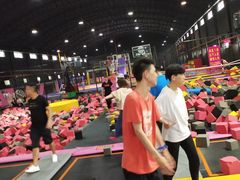 -嘿哟动霸CHUA·新潮玩运动娱乐中心·蹦床滑冰团建乐园