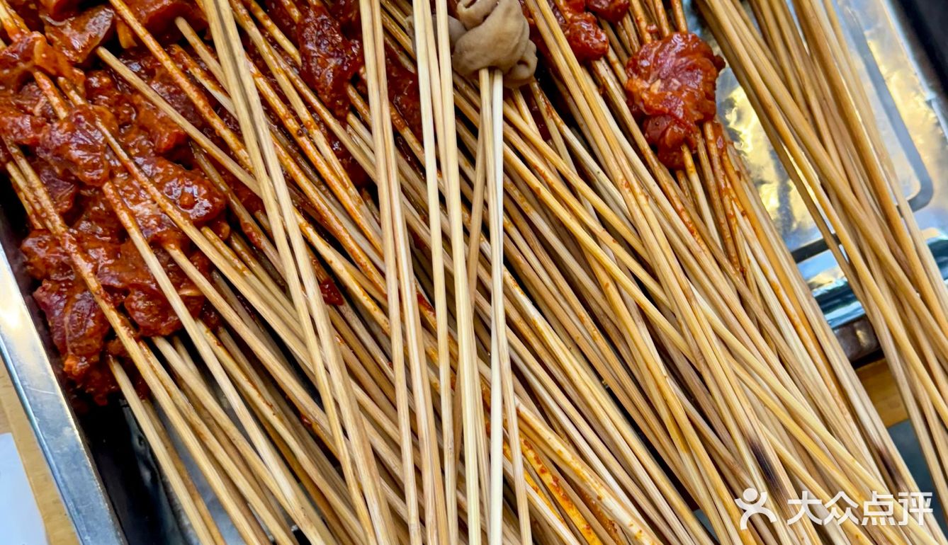 鲜牛肉🥩大腰片🍢看着火车吃着串串儿[调皮]