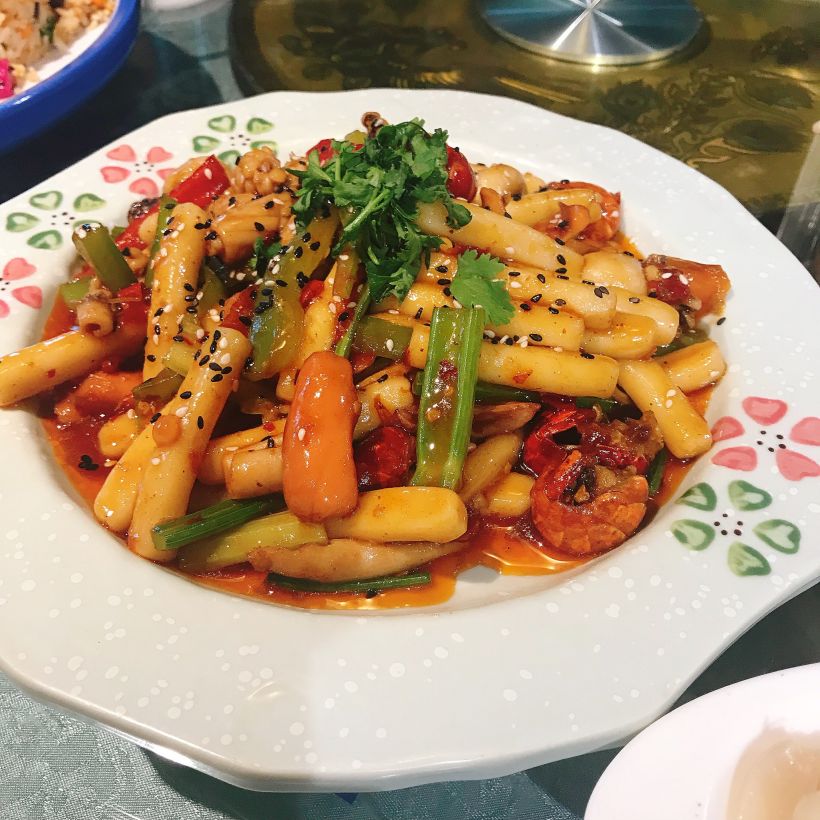 「海鲜炒年糕」年糕软软糯糯的,里面还有一些虾尾鱿鱼,好吃好吃.