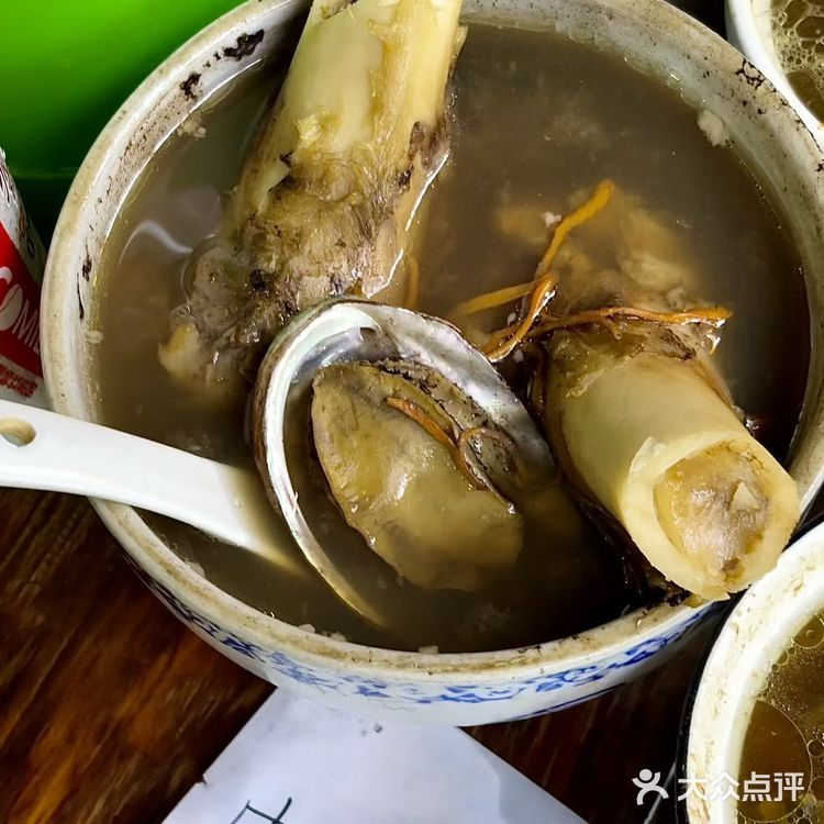 在南宁本地人都爱这么吃的老牌炖盅……



