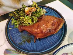 秘制瑞士鸡脾配黑醋酱大虾沙律菜-羽山冰室