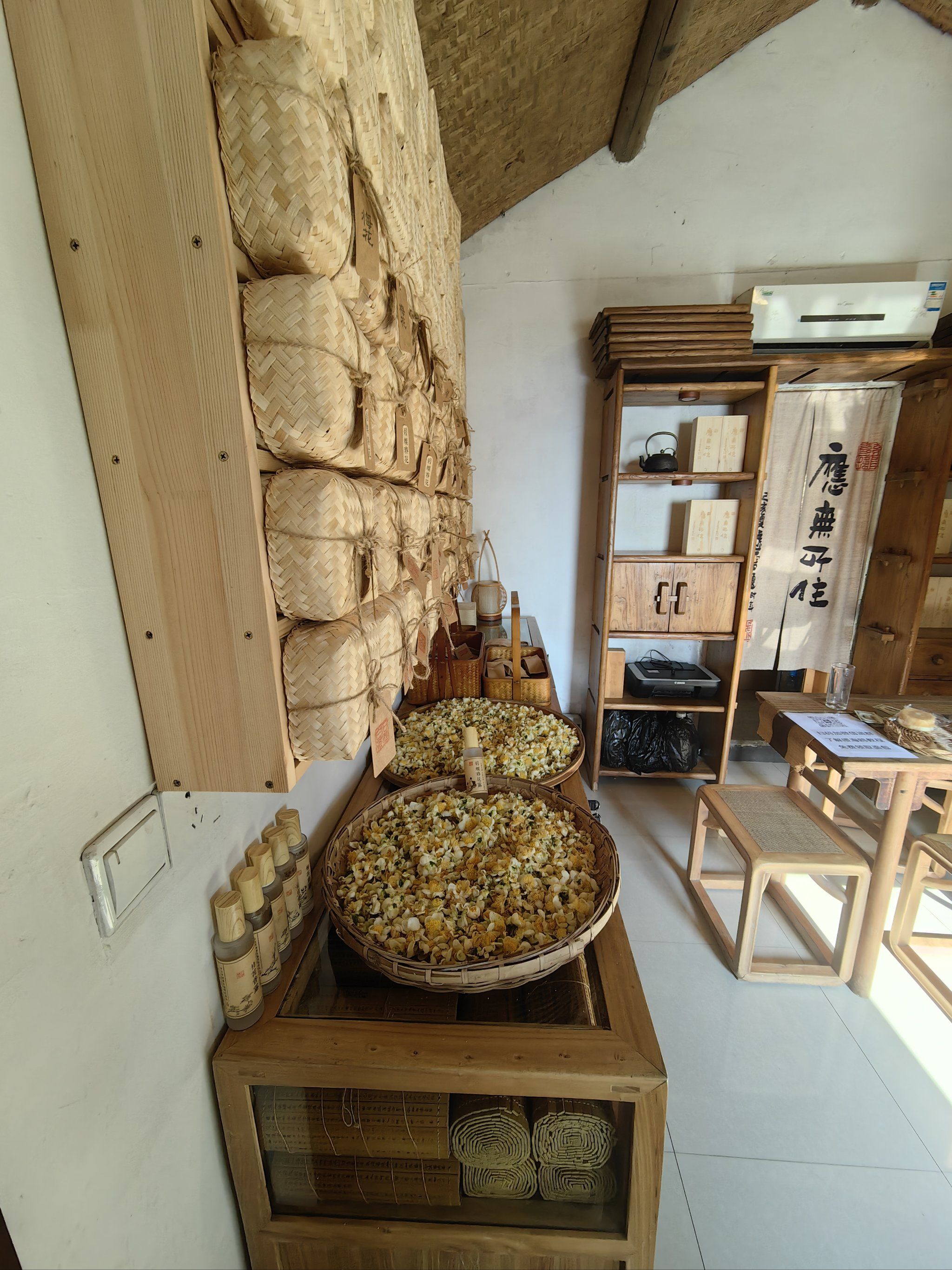 湖边公共区域被茶馆占用