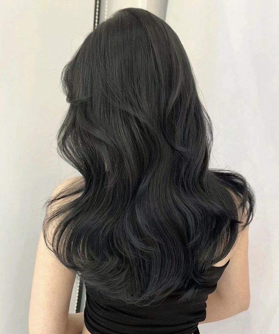 介于冷棕色和黑色之间的发色是款很日常的发色
掉色很慢掉色不会掉