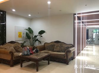 在一楼设置了休息区，美发室