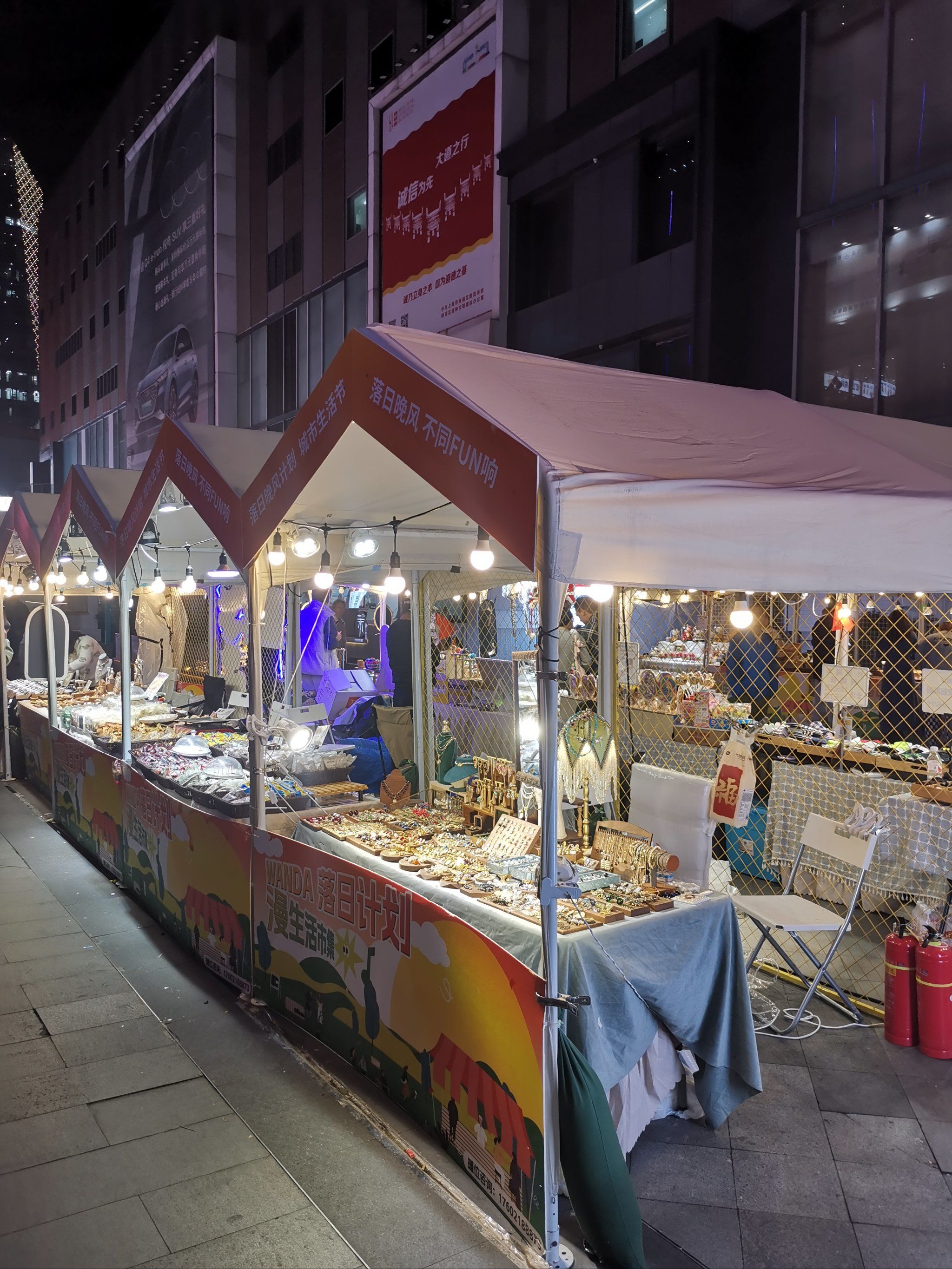 夜市摊位逛不停
