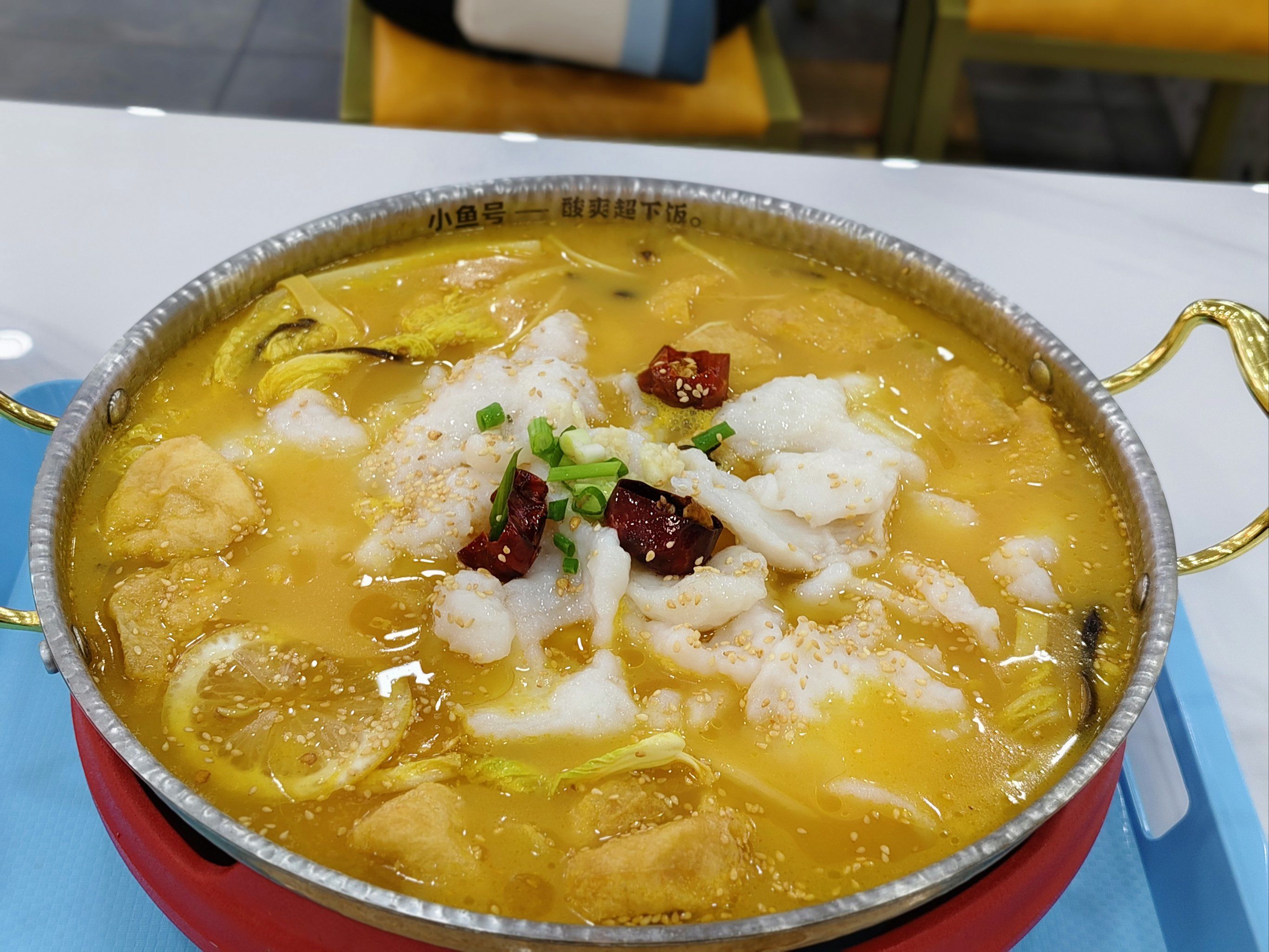 n「小鱼号酸菜鱼(海口秀英万达店)」
「柠檬酸汤无骨鱼」配菜有