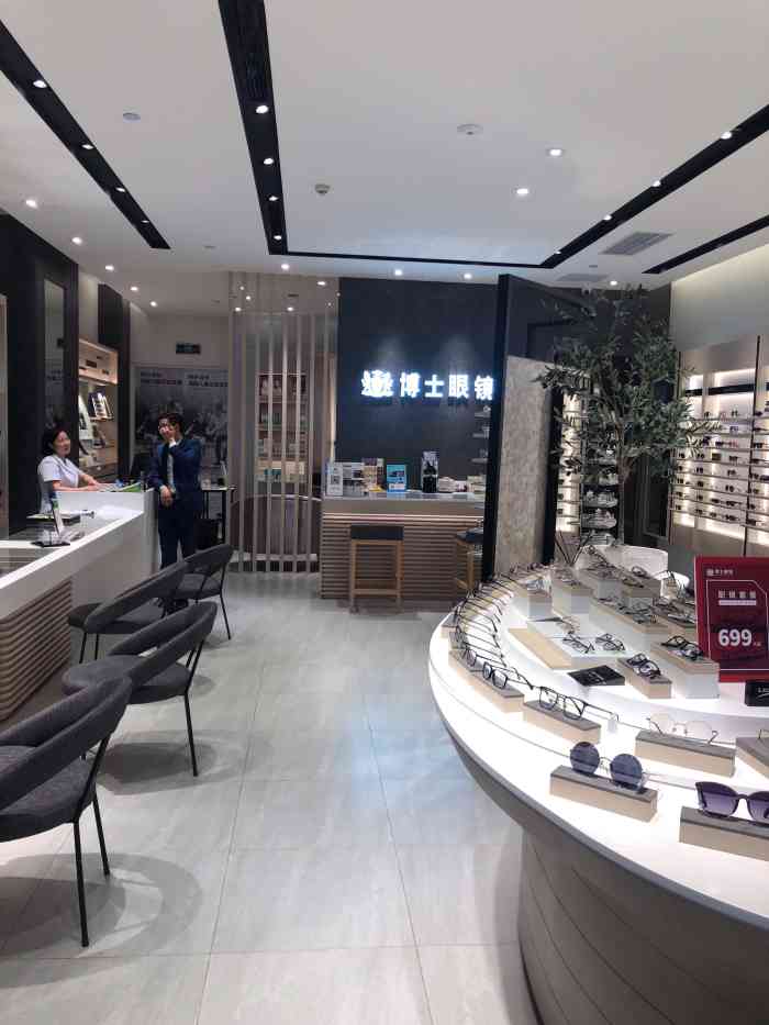 博士眼镜(成都环球中心博士店)-"在环境一楼,考门口的区域.