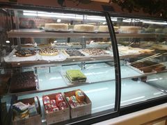 面包甜点陈列柜-玛尔哈巴·塔塔尔糕点(华侨小区店)