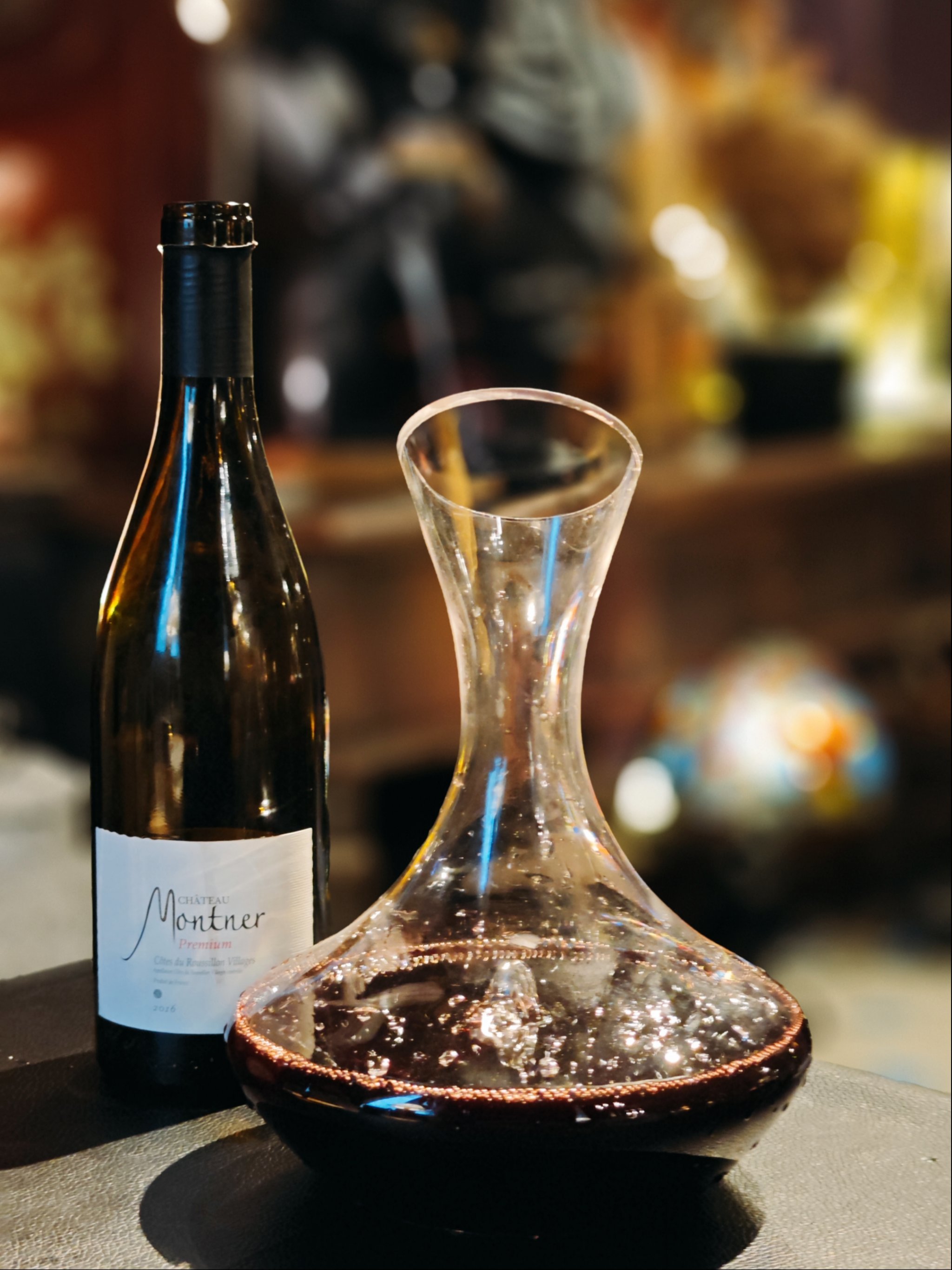 风满袖,花满楼,明月多情应笑我,笑我如今