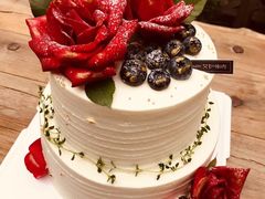 邂逅鲜花双层蛋糕-艾加柒克蛋糕茶歇甜品台(春熙路店)