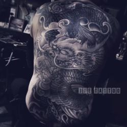 满背龙.遮盖在国外刺的十字架 十字架就在龙头上方 浩瀚的大工程.在有一次即将竣工了 纹身师：杰Tattoo刺青主理人 TianJin.China中国天津-杰TATTOO刺青