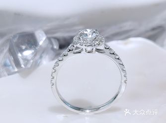 主钻40分G色vs23EXN
 -
 明亮主钻搭配四