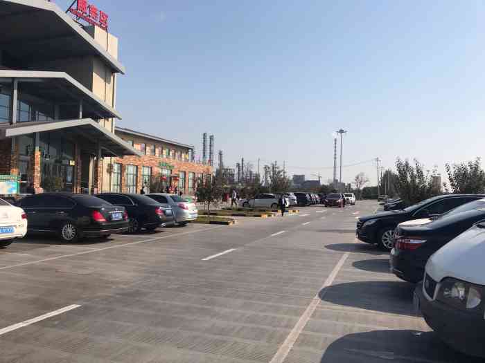 潍坊服务区·停车场-"就是东西贵,啥都还行!服务:没有吧,还.