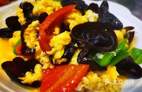 Sweet Pepper and Egg Stir-fried with Black Wood Ear Mushrooms