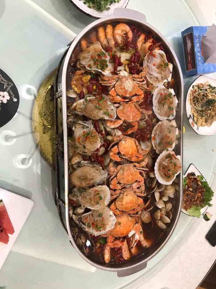 汉沽大众海鲜馆-"菜品口味还不错,环境也行,就是服务员的态.