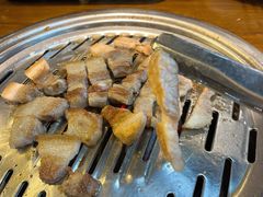 厚切五花肉-·缸桶屋·韩式牛肋条自助烤肉(西湖D11店)