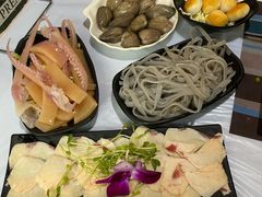 花甲-鲜入围煮花胶鸡海鲜火锅