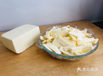 奶豆腐，是蒙古族牧民家中常见的奶食品