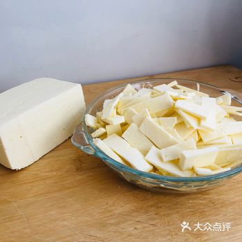 奶豆腐，是蒙古族牧民家中常见的奶食品
