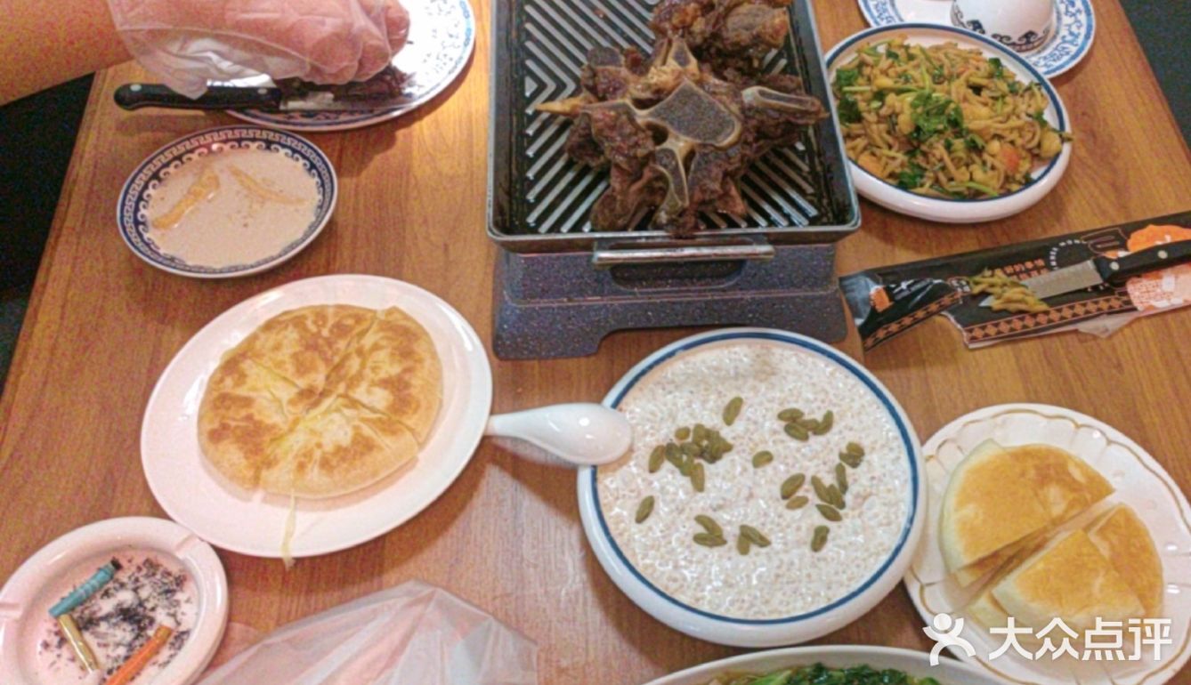 他家的牛大骨堪称一绝，作为美食爱好者的我自然不能错过