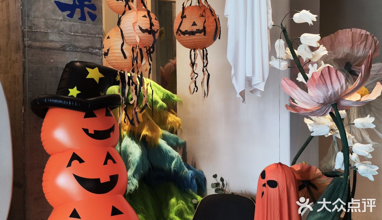 我非常喜欢二十集无界餐厅的免费生日布置服务。首先