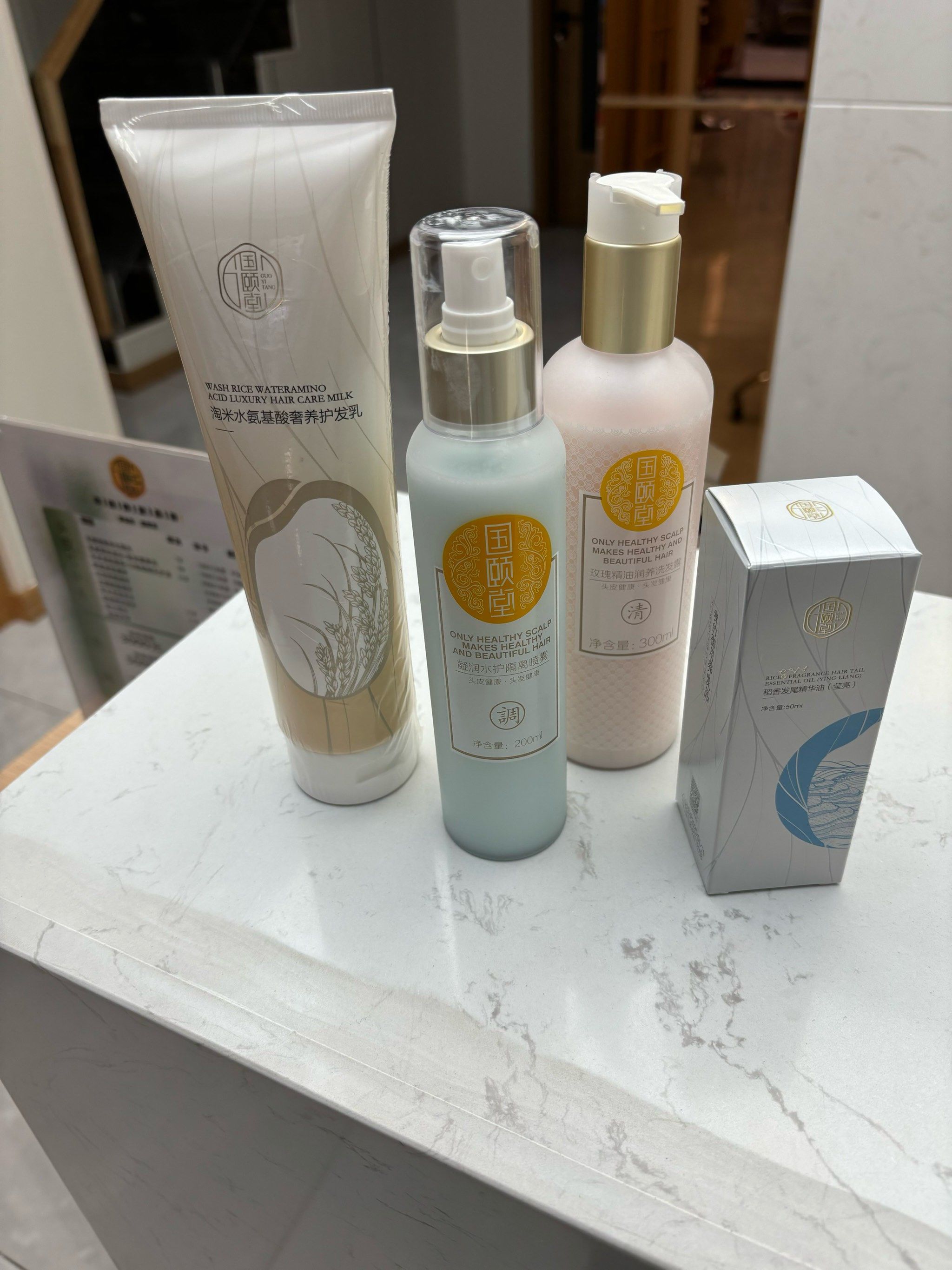 **了解产品特性**:国颐堂的洗发水产品通常具有控油,去屑止痒的痰点