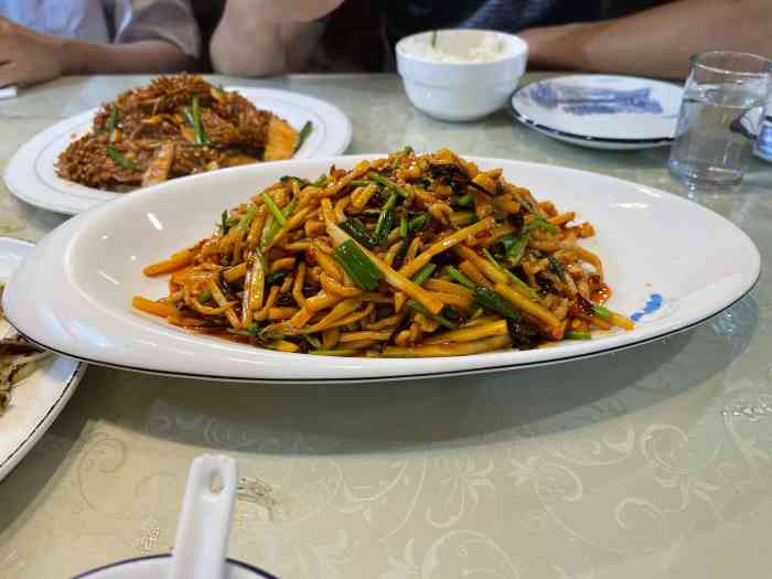 汇泉楼饭庄"环境不错,菜品味道很好,正宗鲁菜,停车方.