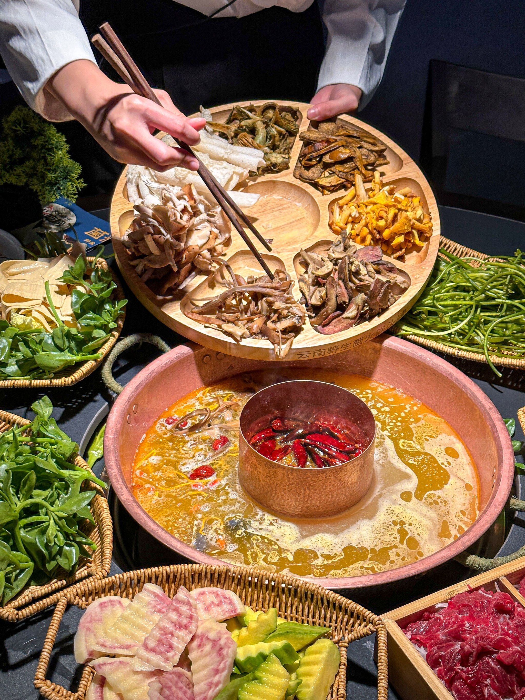 搜了下成都的野生菌火锅,居然发现了这家昆明必吃榜,毫不犹豫的叫上
