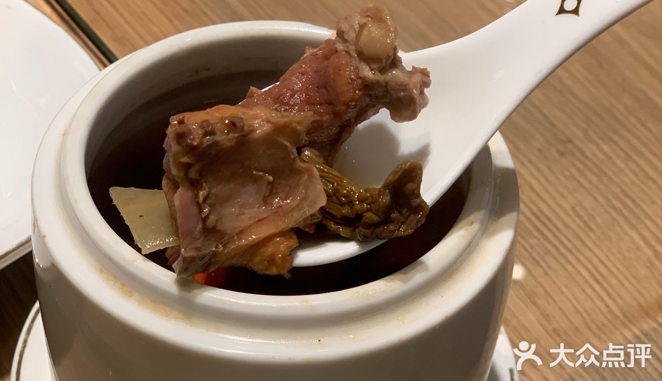 居然是透明的，坐上背靠还可以，差一点舒适感