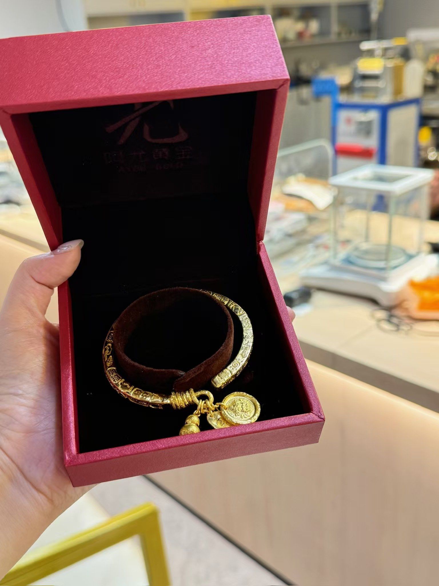 足金手工锤纹吉言金方条手镯
在阿尤黄金打的金镯子今天拿到啦!