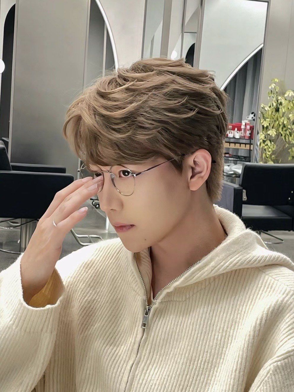 奶茶色男生发色推荐