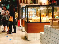 面包甜点陈列柜-Dough&Joe团憩(瑞虹天地月亮湾店)